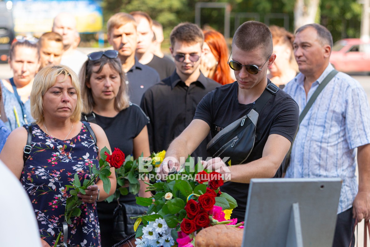 Світловодська громада провела в останню путь захисника України Владислава Журавльова