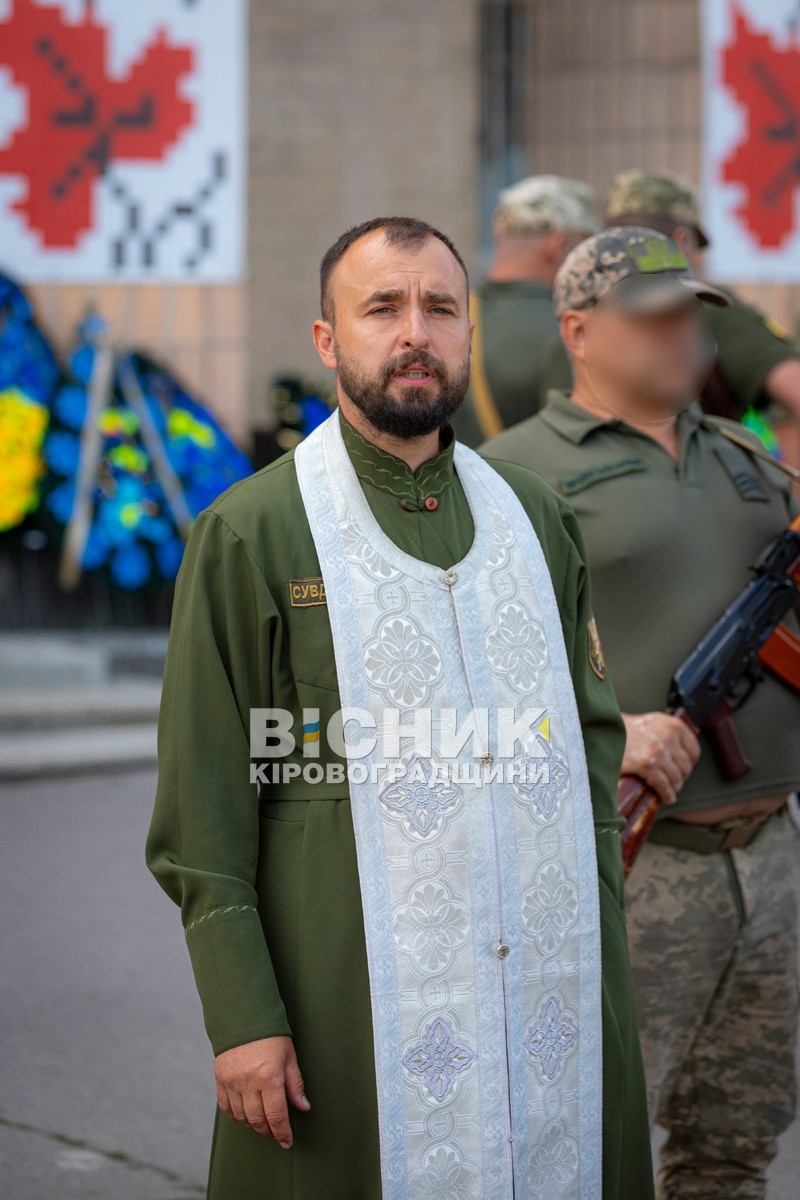 Світловодська громада провела в останню путь захисника України Владислава Журавльова