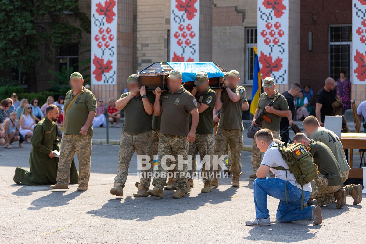 Світловодська громада провела в останню путь захисника України Владислава Журавльова