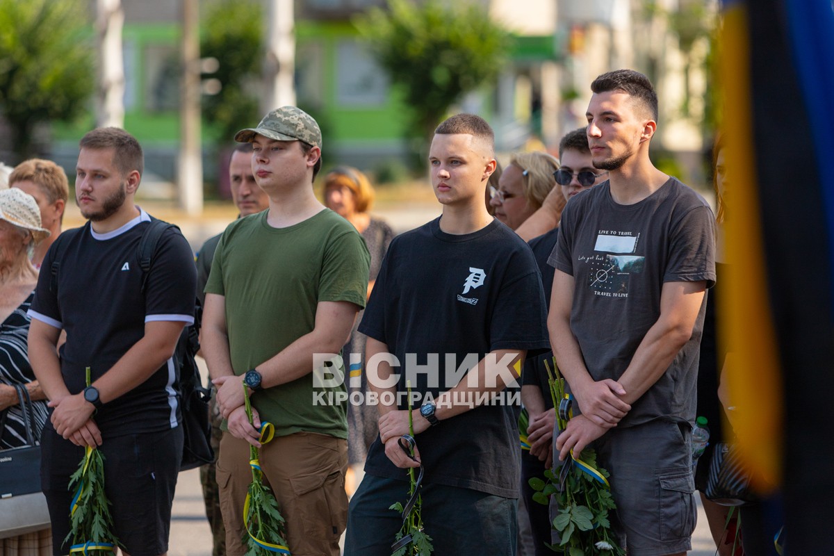 Світловодська громада провела в останню путь захисника України Владислава Журавльова