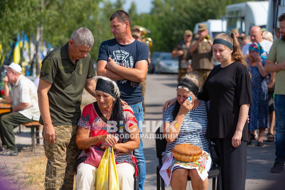 Світловодська громада провела в останню путь захисника України Владислава Журавльова