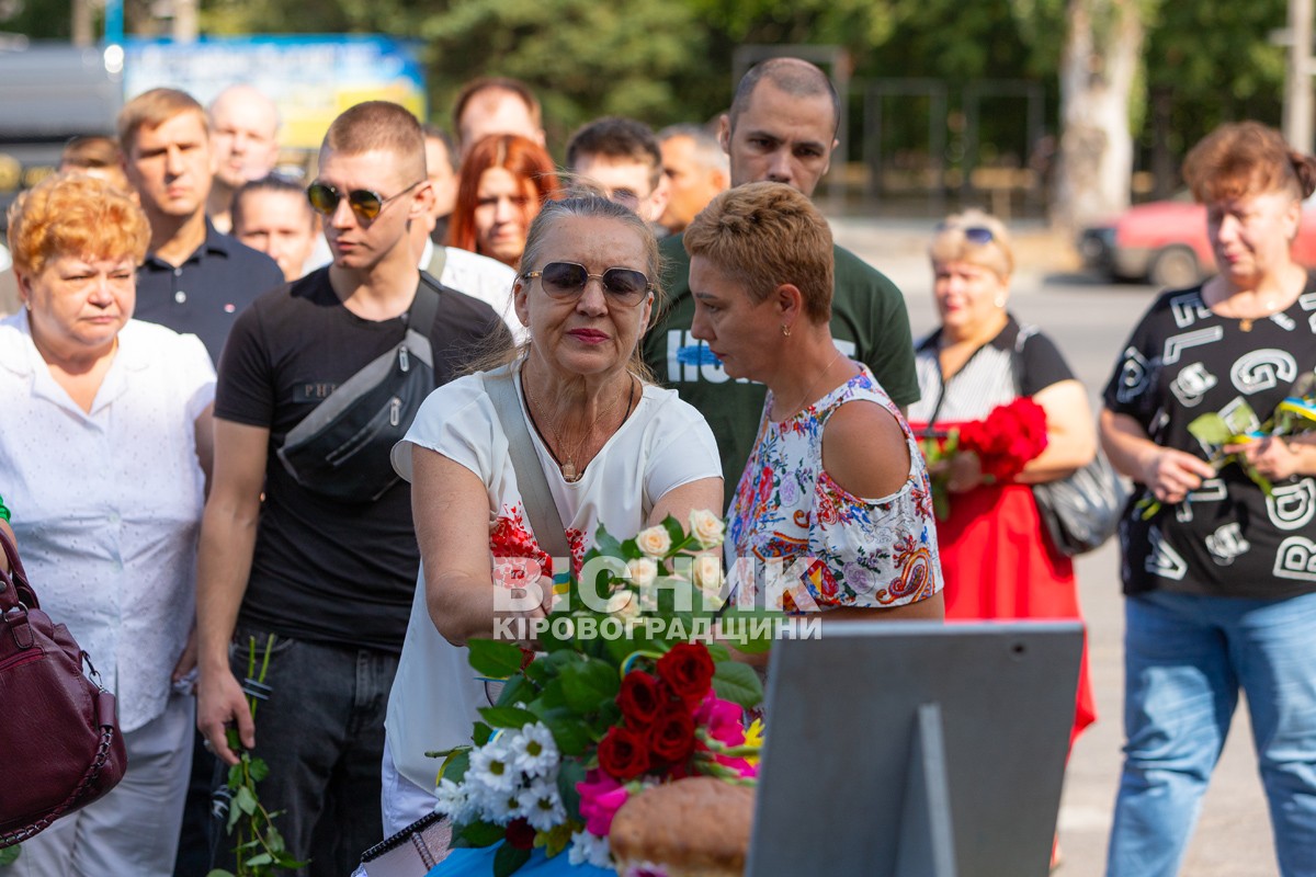 Світловодська громада провела в останню путь захисника України Владислава Журавльова