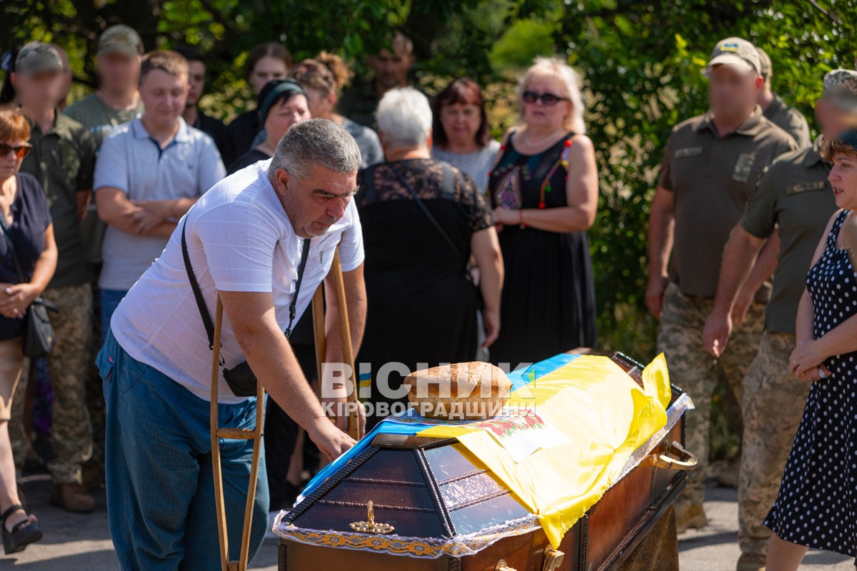 Світловодська громада провела в останню путь захисника України Владислава Журавльова