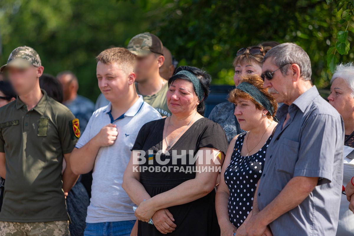 Світловодська громада провела в останню путь захисника України Владислава Журавльова