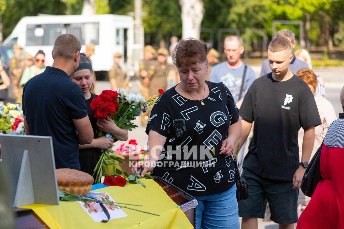 Світловодська громада провела в останню путь захисника України Владислава Журавльова