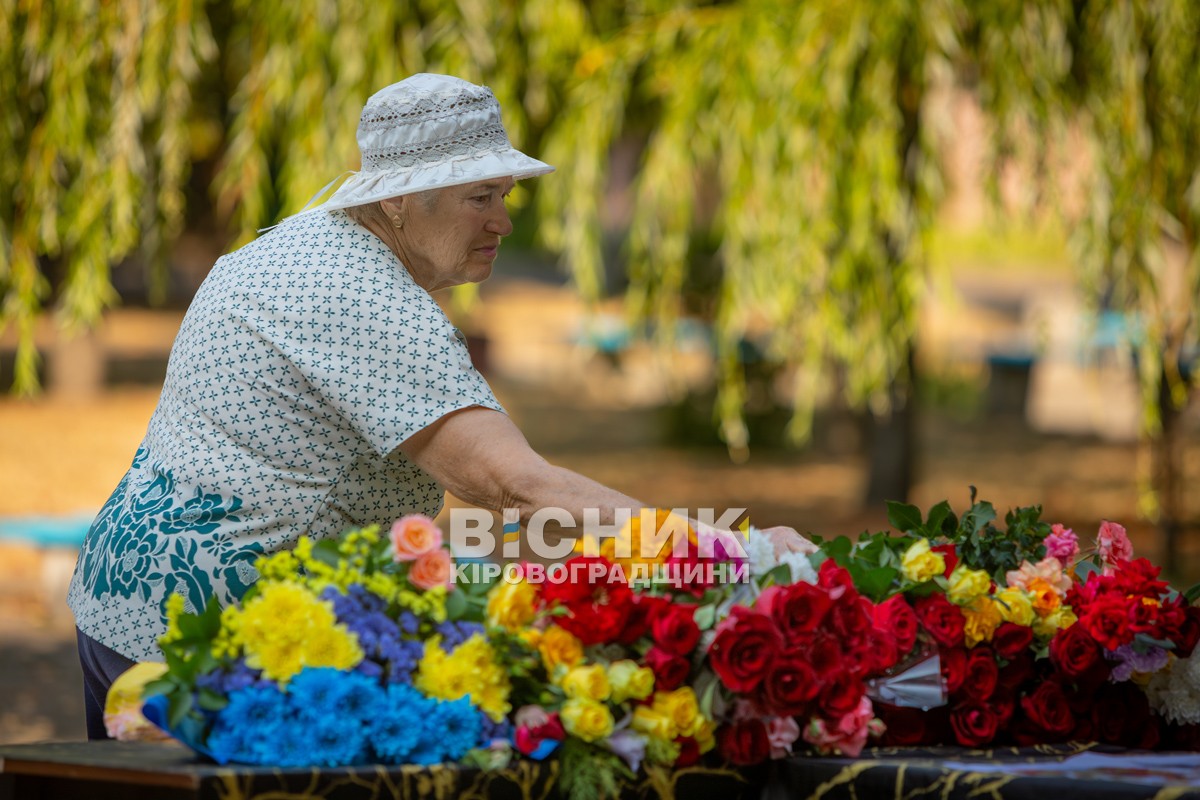 Власівка провела в останню земну дорогу захисника України Євгенія Шкряба