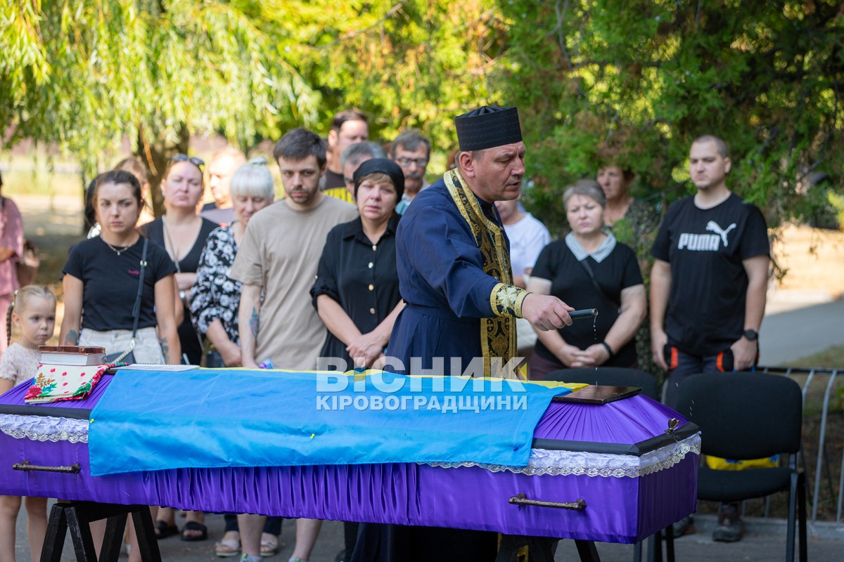 Власівка провела в останню земну дорогу захисника України Євгенія Шкряба