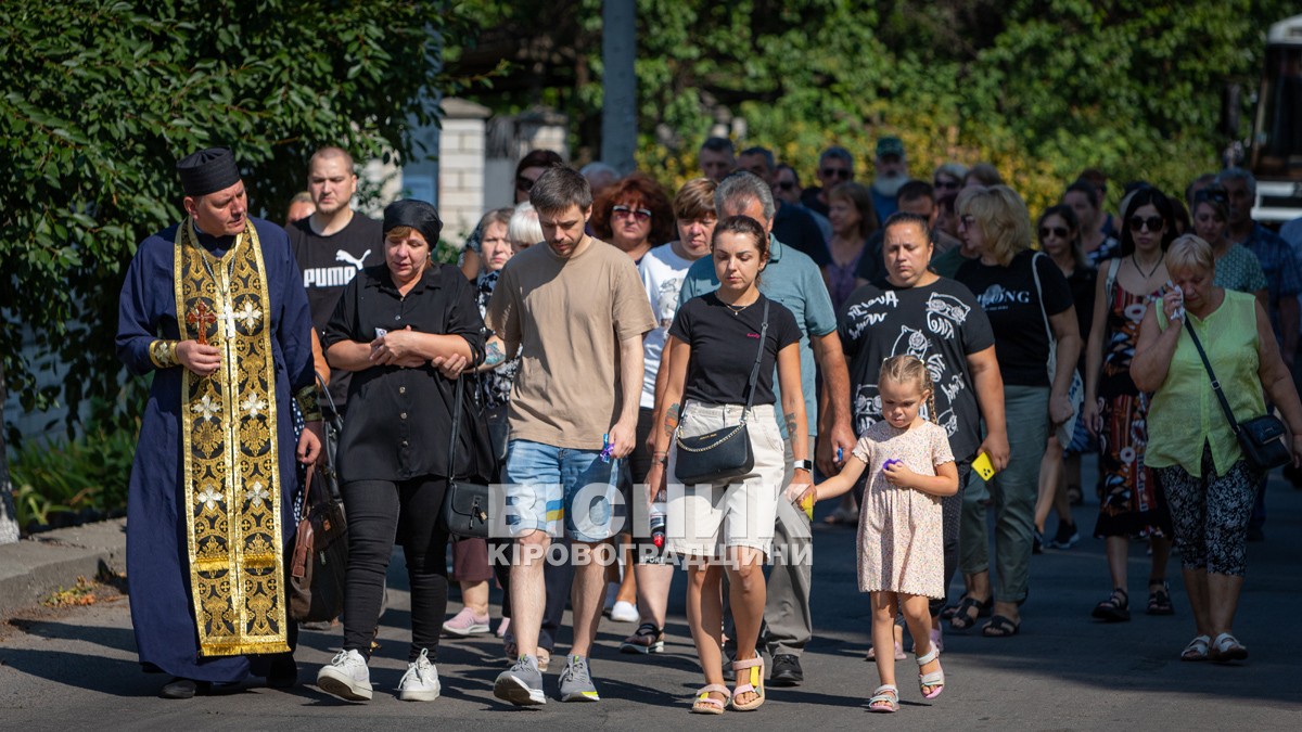 Власівка провела в останню земну дорогу захисника України Євгенія Шкряба