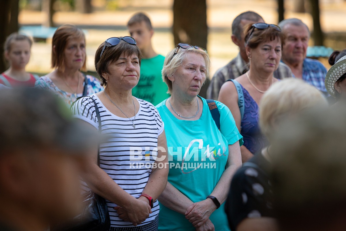 Власівка провела в останню земну дорогу захисника України Євгенія Шкряба