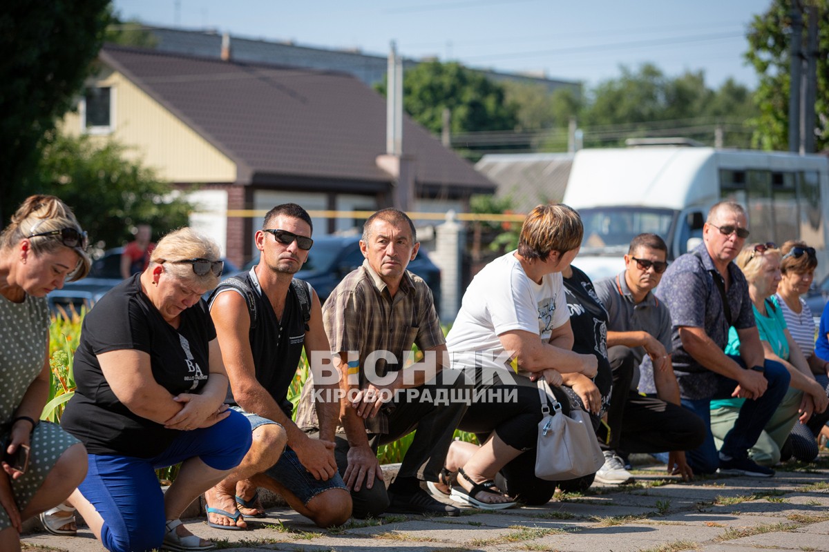 Власівка провела в останню земну дорогу захисника України Євгенія Шкряба