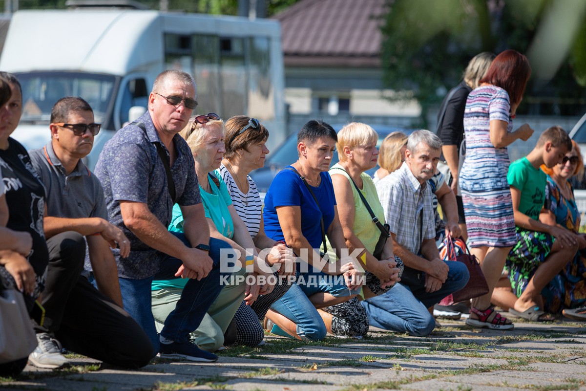 Власівка провела в останню земну дорогу захисника України Євгенія Шкряба