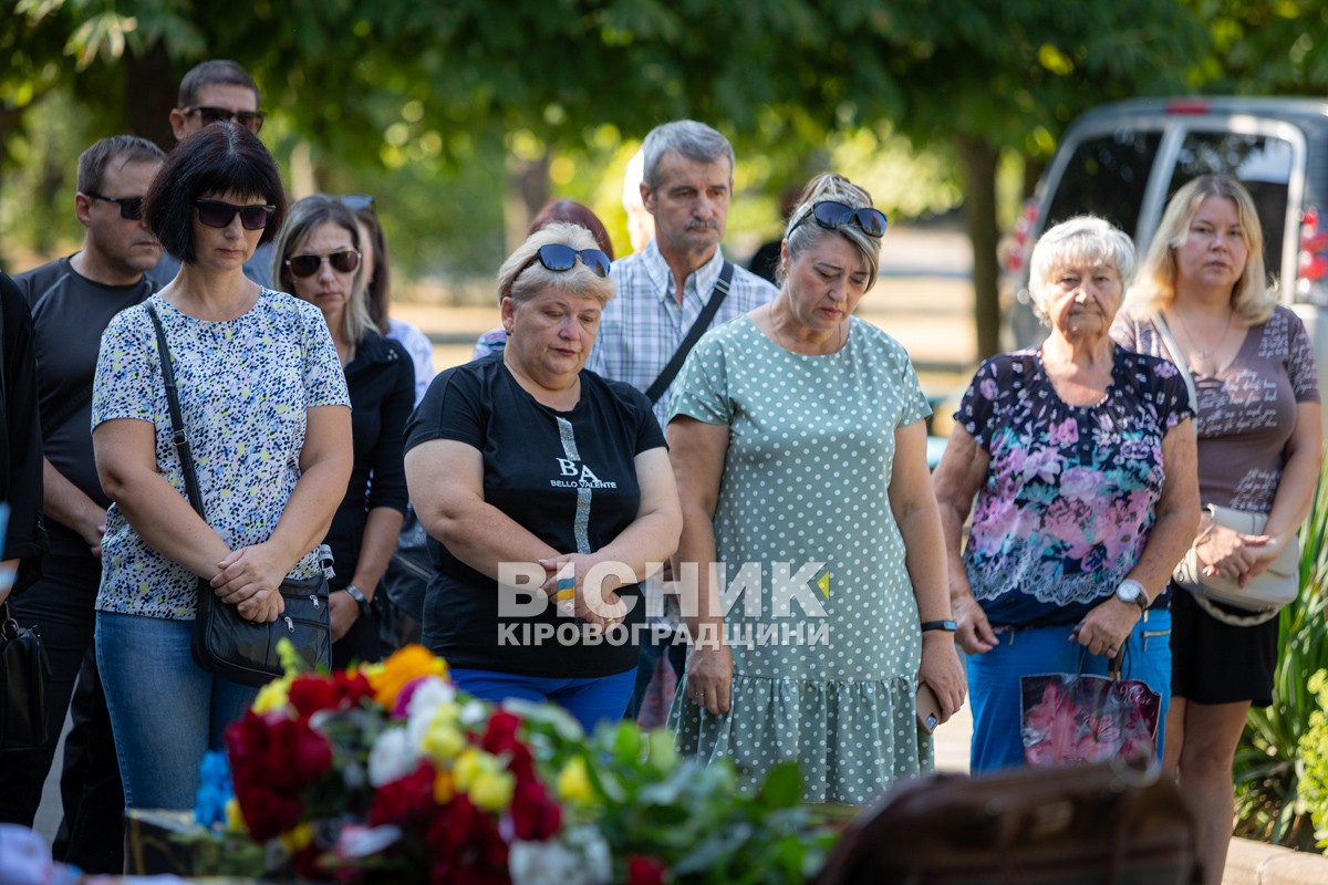 Власівка провела в останню земну дорогу захисника України Євгенія Шкряба