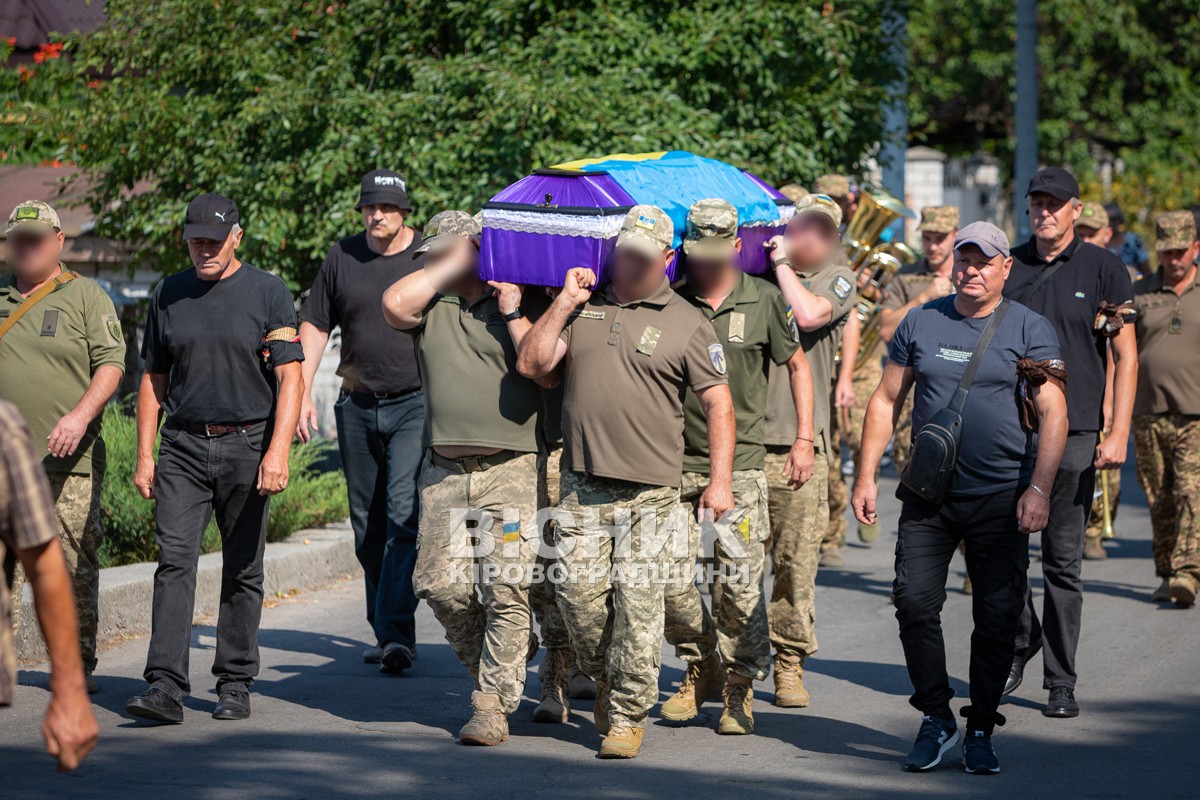 Власівка провела в останню земну дорогу захисника України Євгенія Шкряба