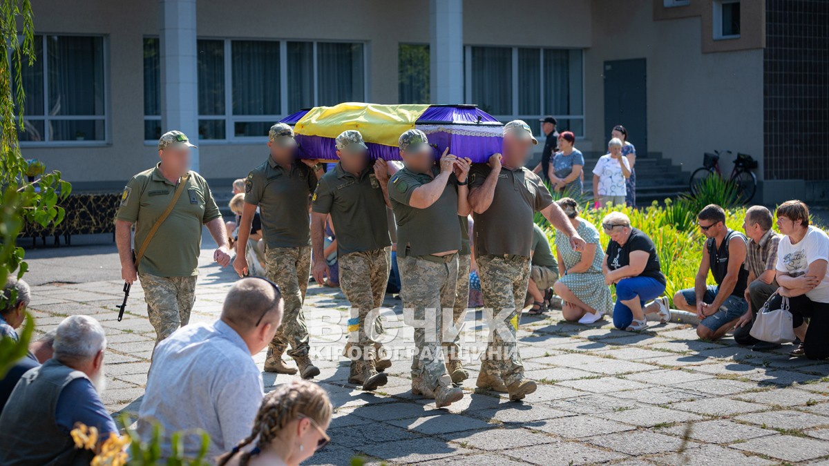 Власівка провела в останню земну дорогу захисника України Євгенія Шкряба