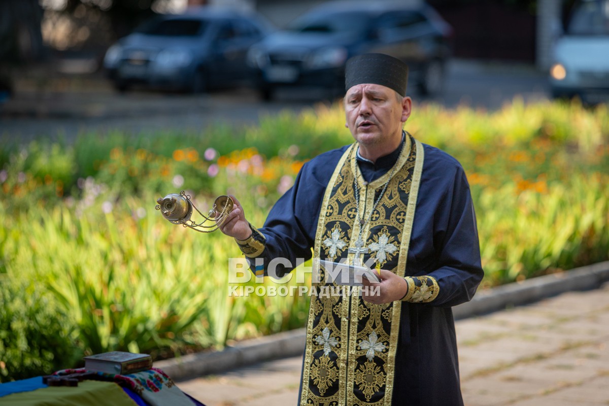 Власівка провела в останню земну дорогу захисника України Євгенія Шкряба