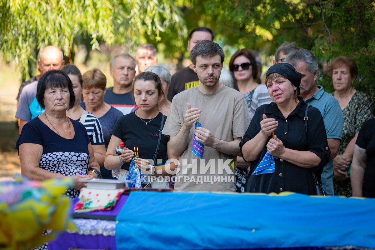 Власівка провела в останню земну дорогу захисника України Євгенія Шкряба