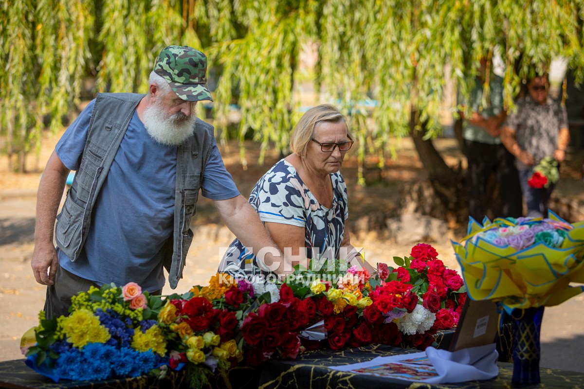 Власівка провела в останню земну дорогу захисника України Євгенія Шкряба