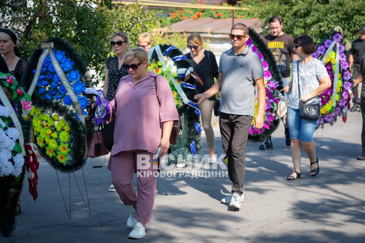 Власівка провела в останню земну дорогу захисника України Євгенія Шкряба