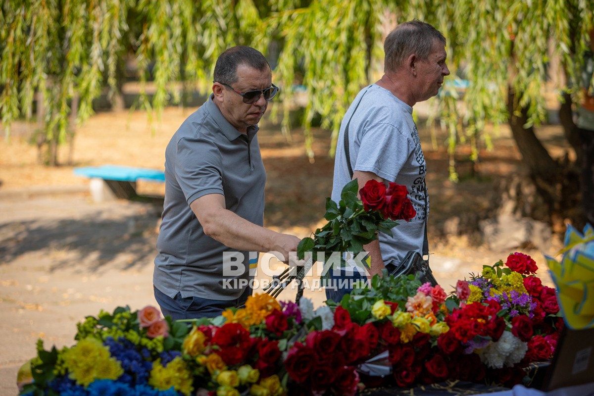 Власівка провела в останню земну дорогу захисника України Євгенія Шкряба