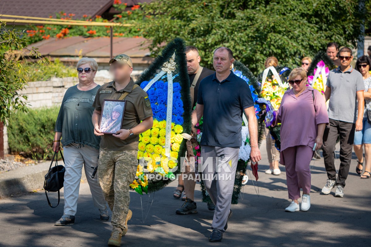 Власівка провела в останню земну дорогу захисника України Євгенія Шкряба