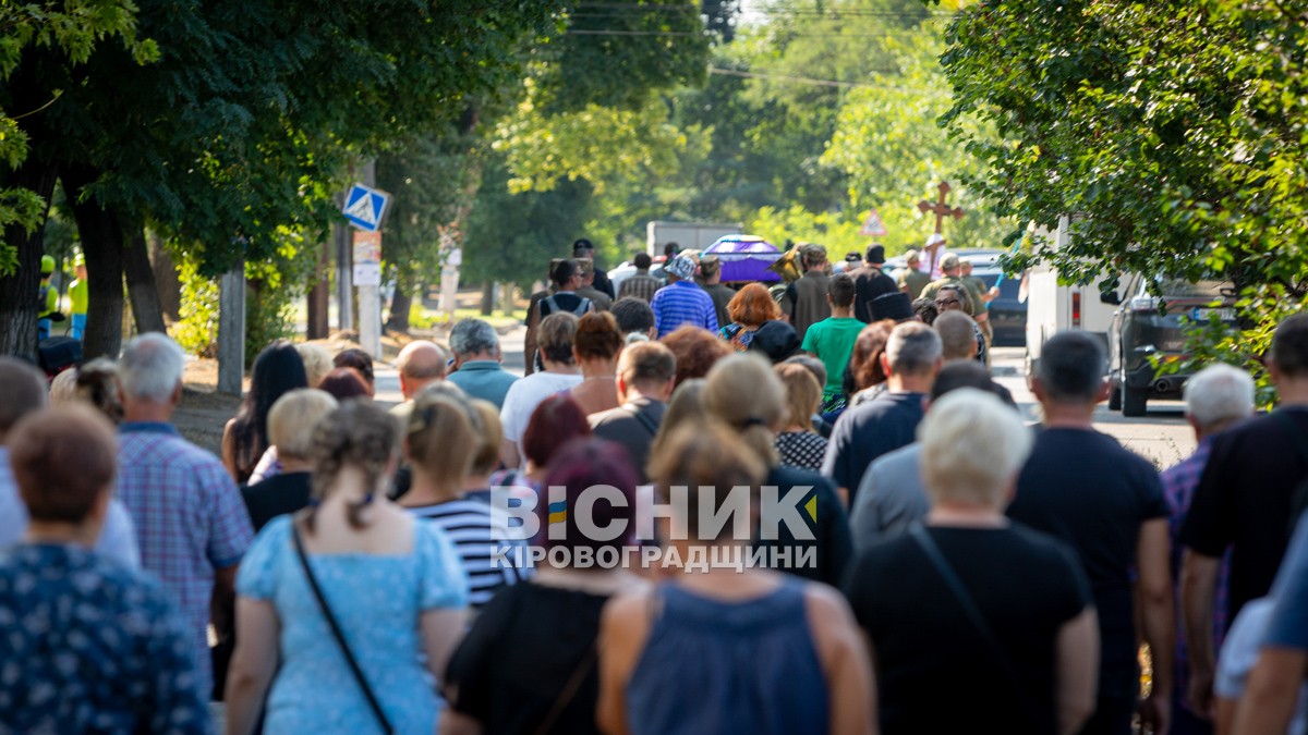 Власівка провела в останню земну дорогу захисника України Євгенія Шкряба