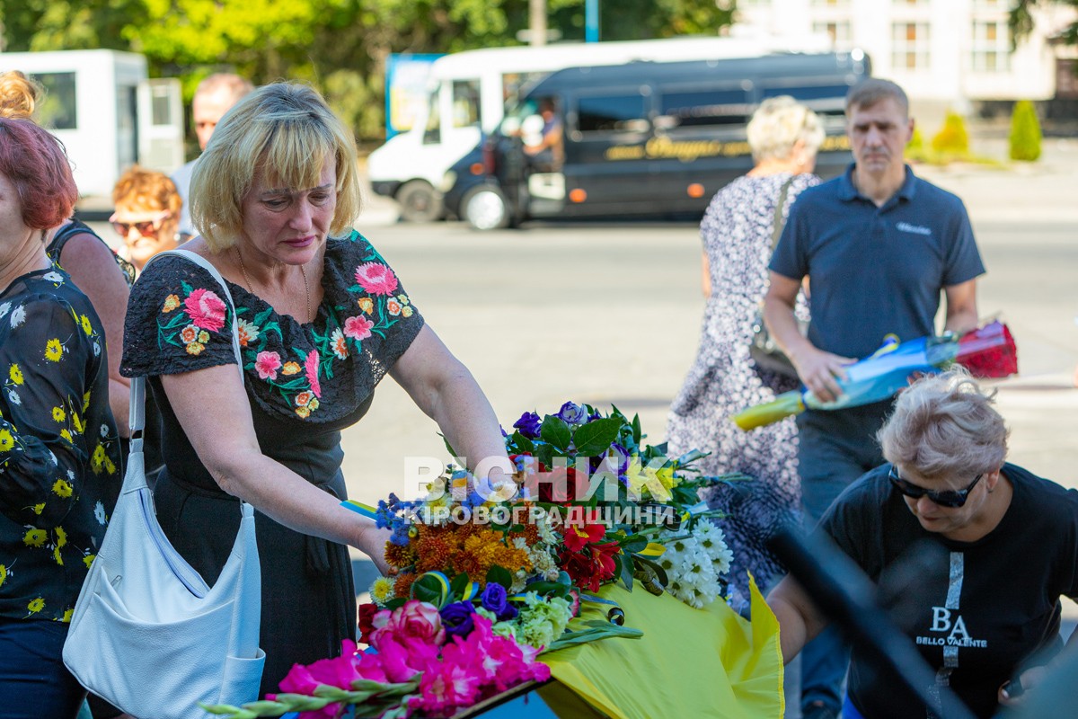 Світловодська громада провела в останню земну дорогу захисника України Володимира Костирю