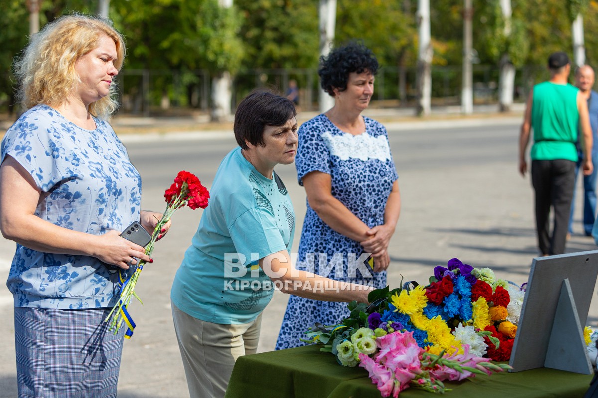 Світловодська громада провела в останню земну дорогу захисника України Володимира Костирю