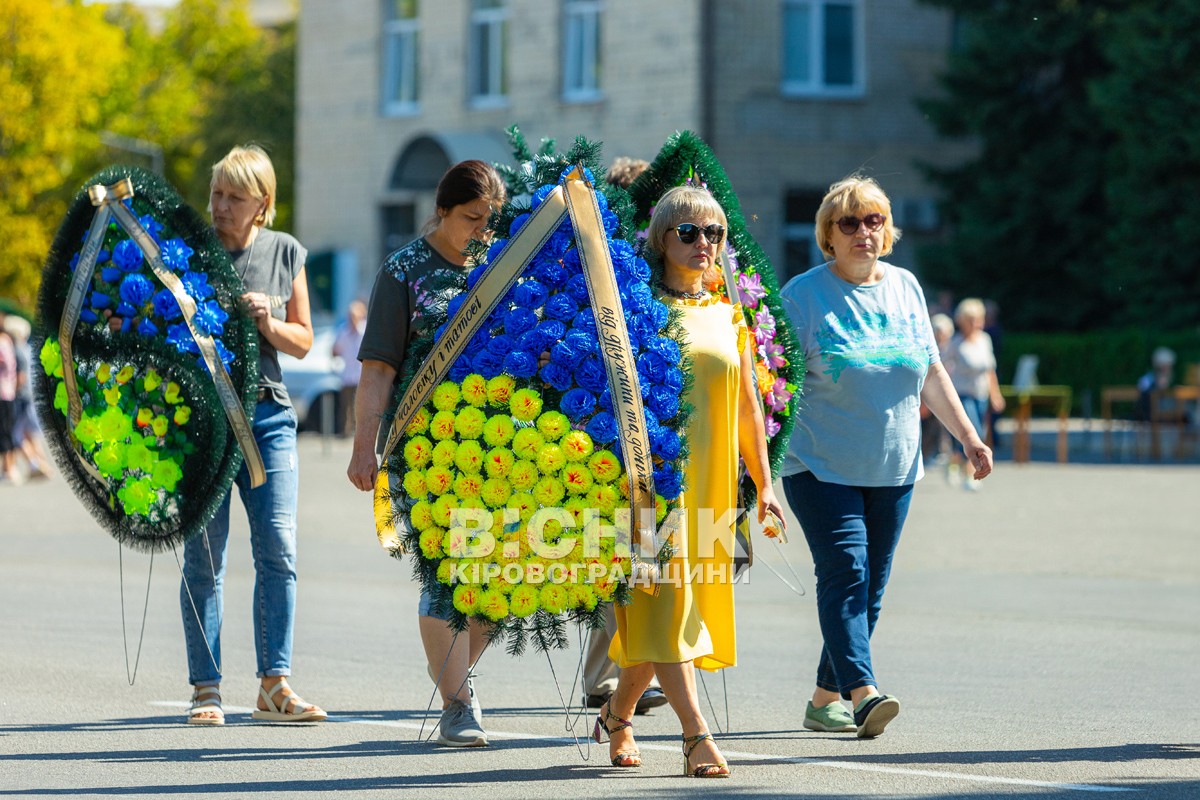 Світловодська громада провела в останню земну дорогу захисника України Володимира Костирю