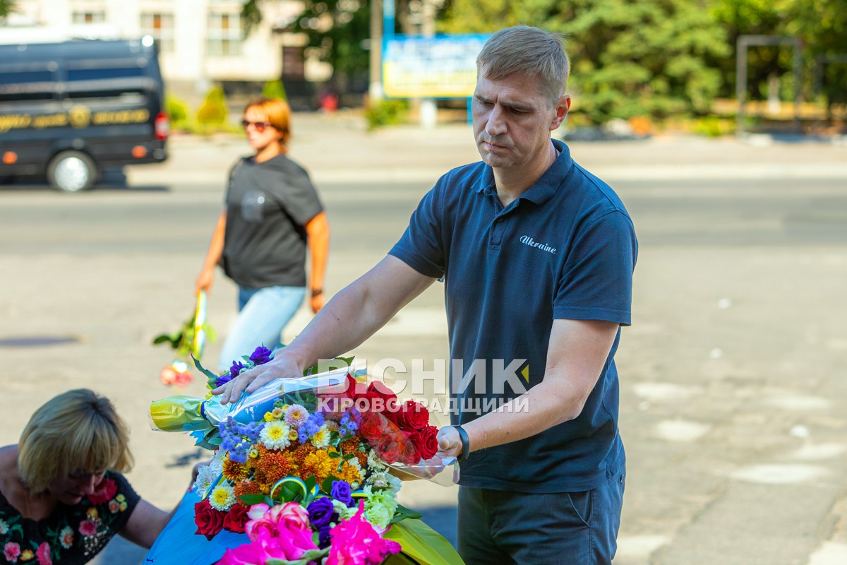 Світловодська громада провела в останню земну дорогу захисника України Володимира Костирю