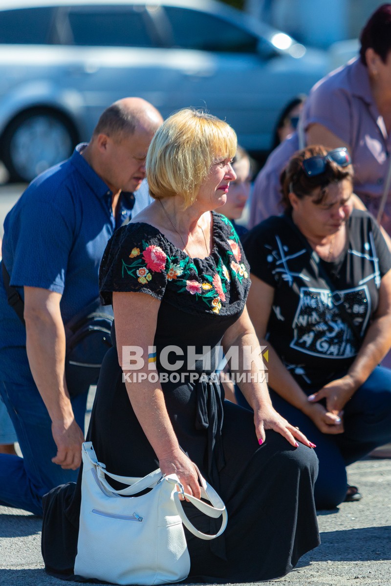 Світловодська громада провела в останню земну дорогу захисника України Володимира Костирю