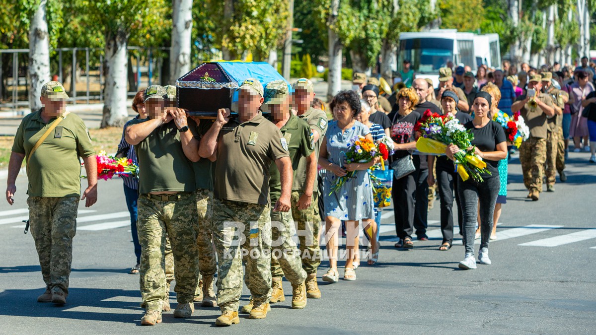 Світловодська громада провела в останню земну дорогу захисника України Володимира Костирю