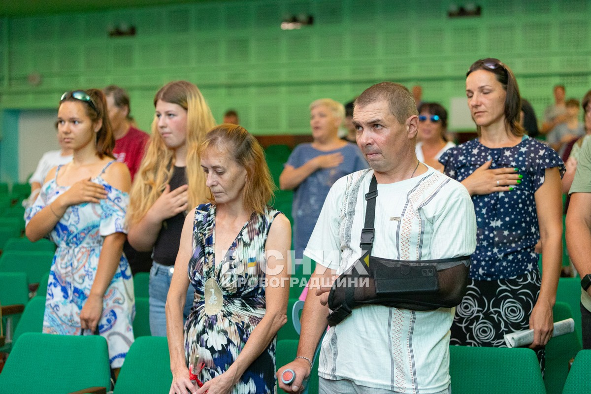 Київський вуличний музикант Іван Заміга, який збирає на дрон, вдруге виступив в Олександрівці