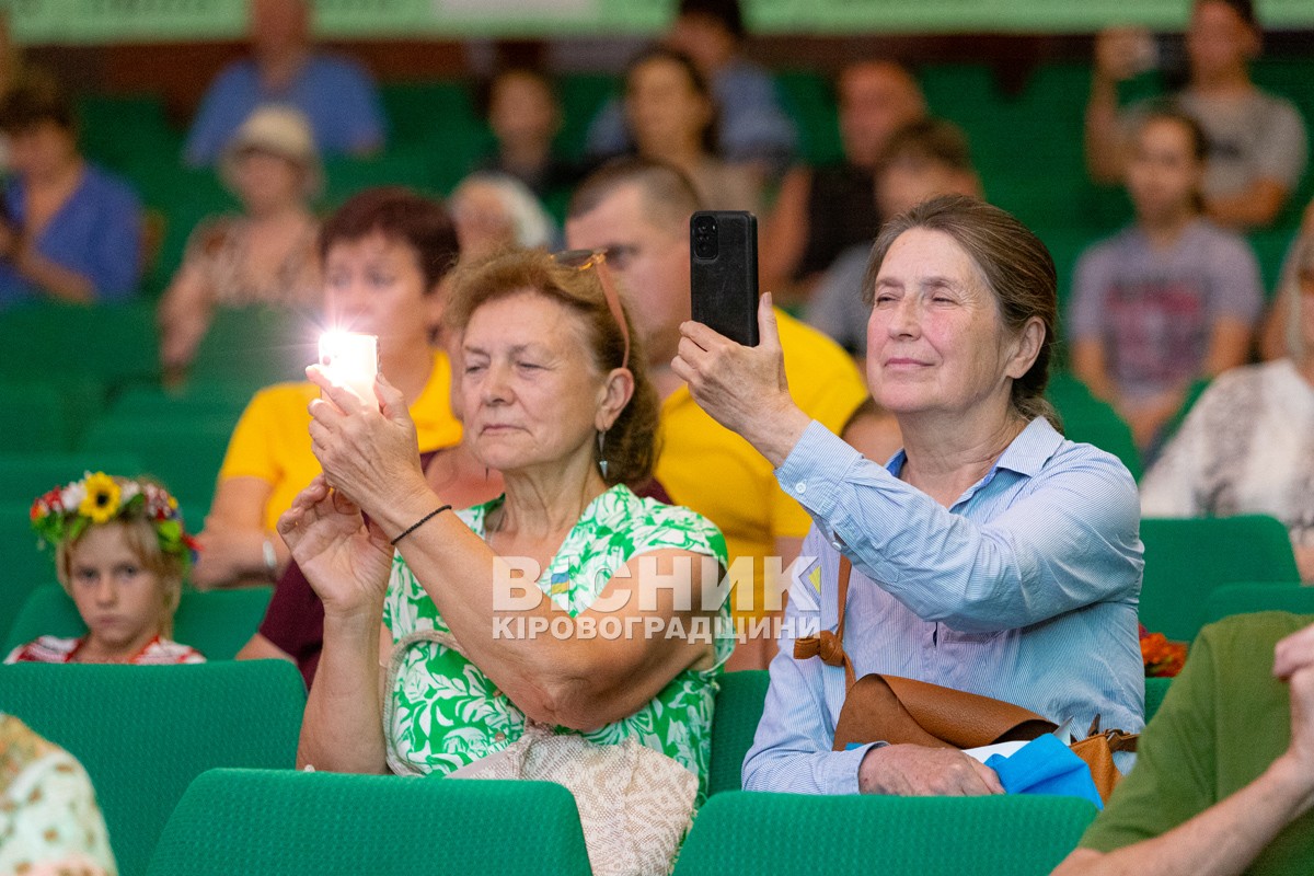 Київський вуличний музикант Іван Заміга, який збирає на дрон, вдруге виступив в Олександрівці