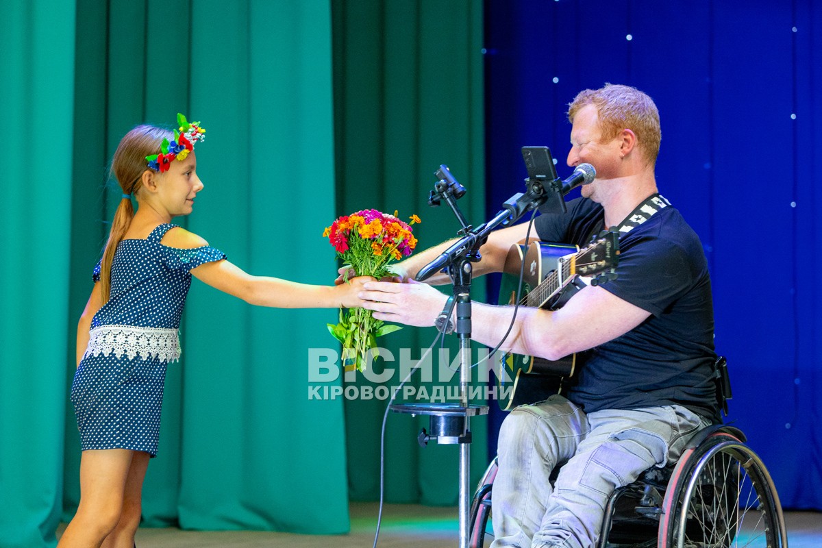 Київський вуличний музикант Іван Заміга, який збирає на дрон, вдруге виступив в Олександрівці