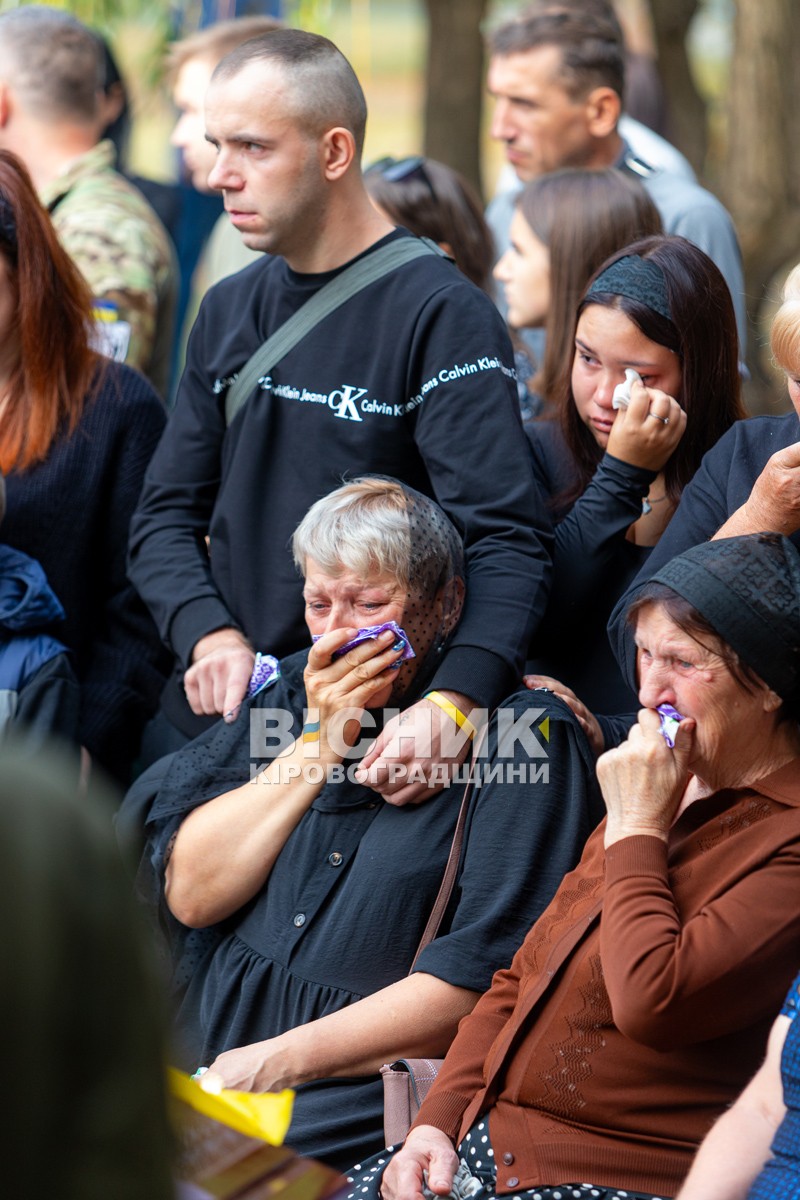 Власівка попрощалася із захисником України Володимиром Шумановим