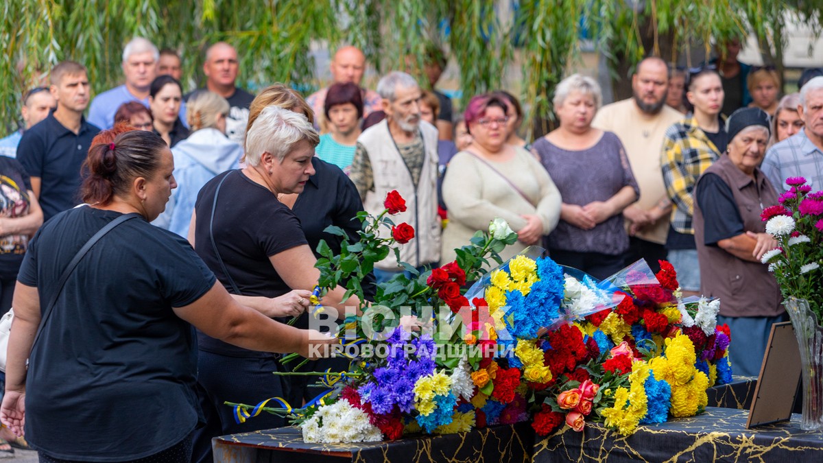 Власівка попрощалася із захисником України Володимиром Шумановим