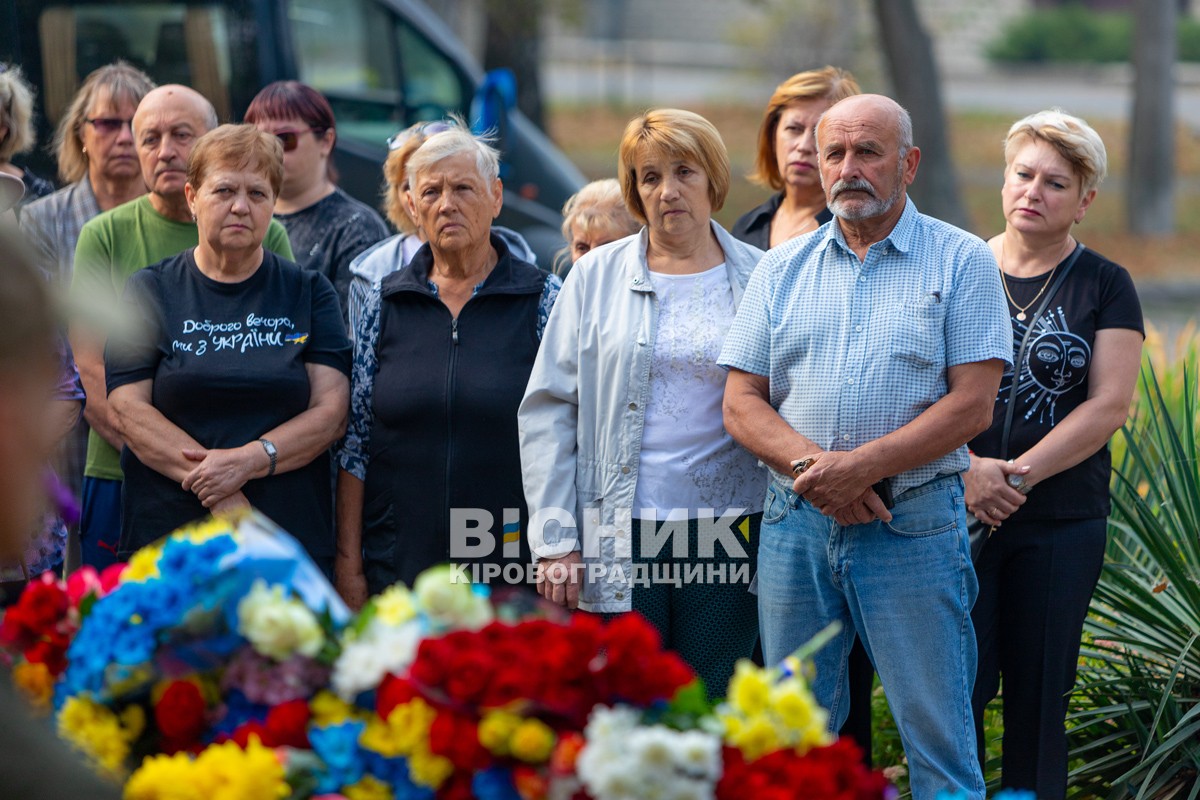 Власівка попрощалася із захисником України Володимиром Шумановим