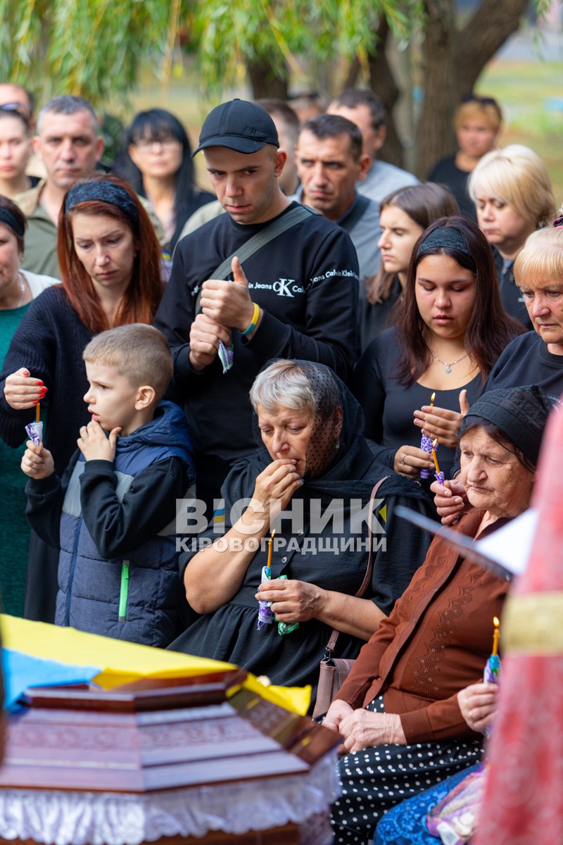 Власівка попрощалася із захисником України Володимиром Шумановим