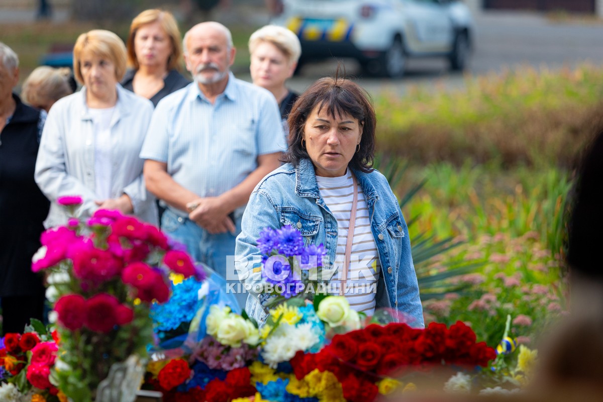 Власівка попрощалася із захисником України Володимиром Шумановим