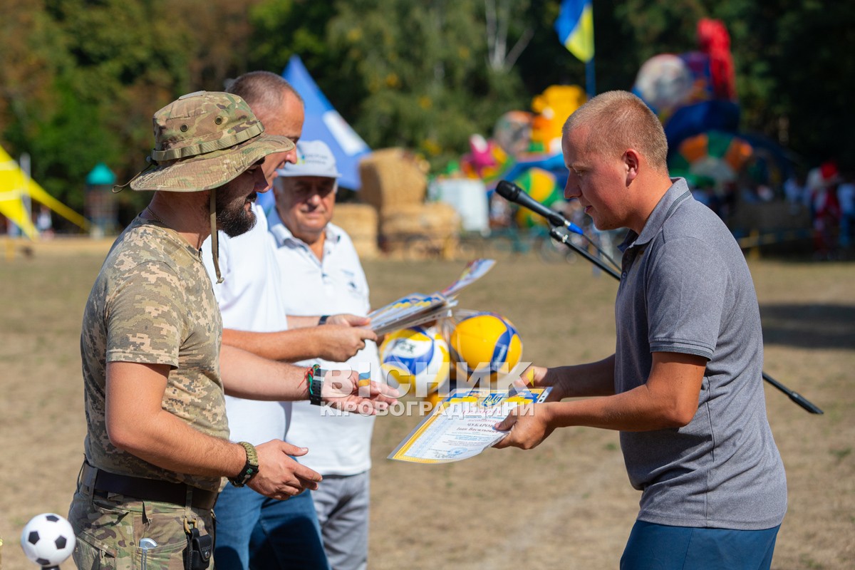 Онуфріївка відзначила День селища та зібрала гроші на ЗСУ