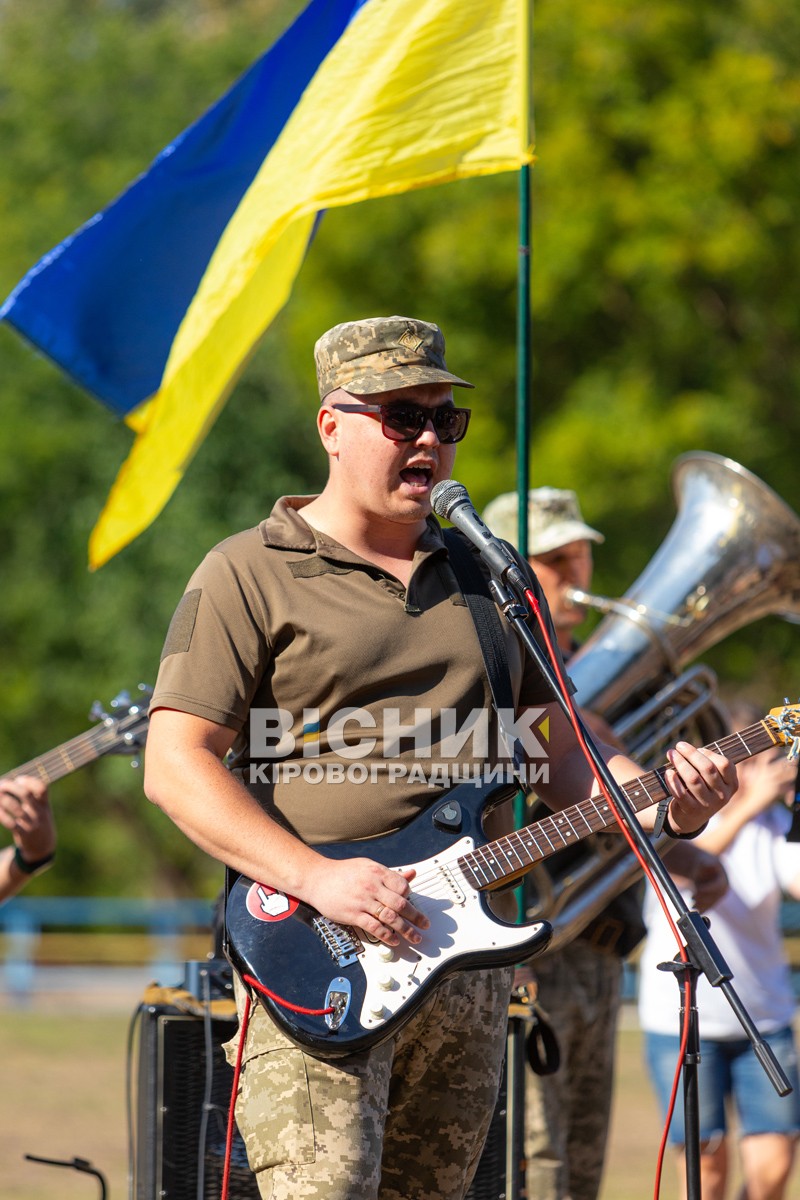 Онуфріївка відзначила День селища та зібрала гроші на ЗСУ