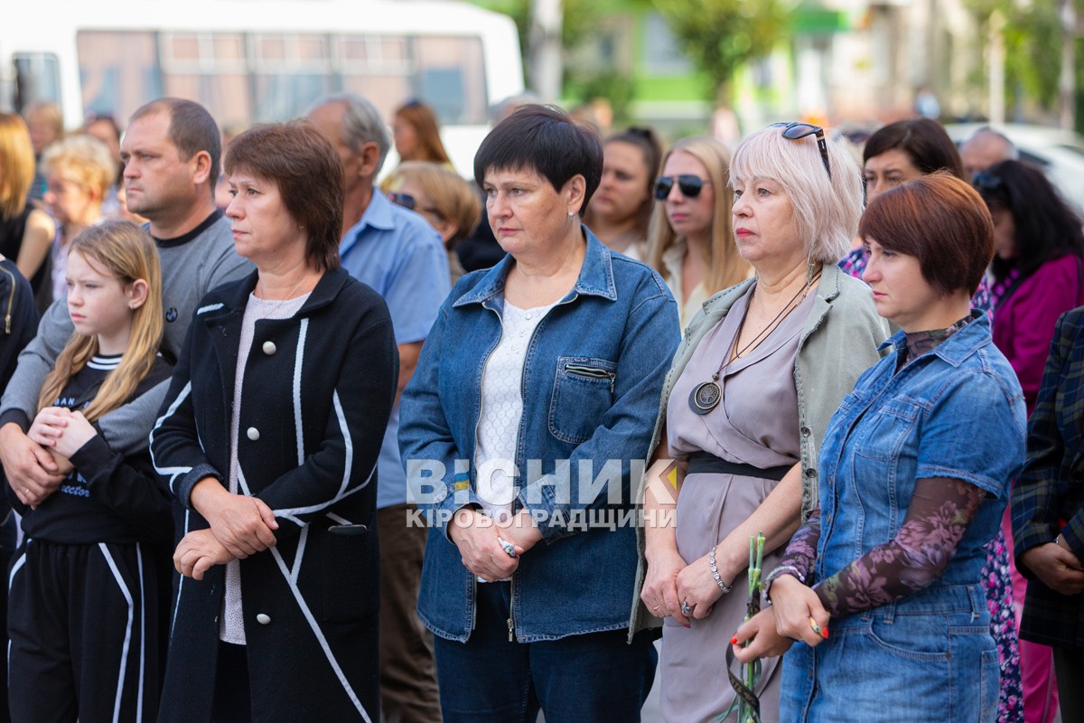 Світловодська громада провела в останню земну дорогу захисника України Дениса Терновського