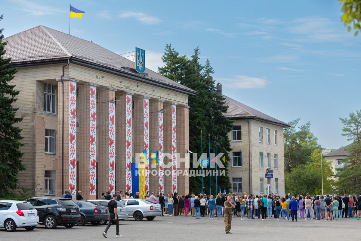 Світловодська громада провела в останню земну дорогу захисника України Дениса Терновського