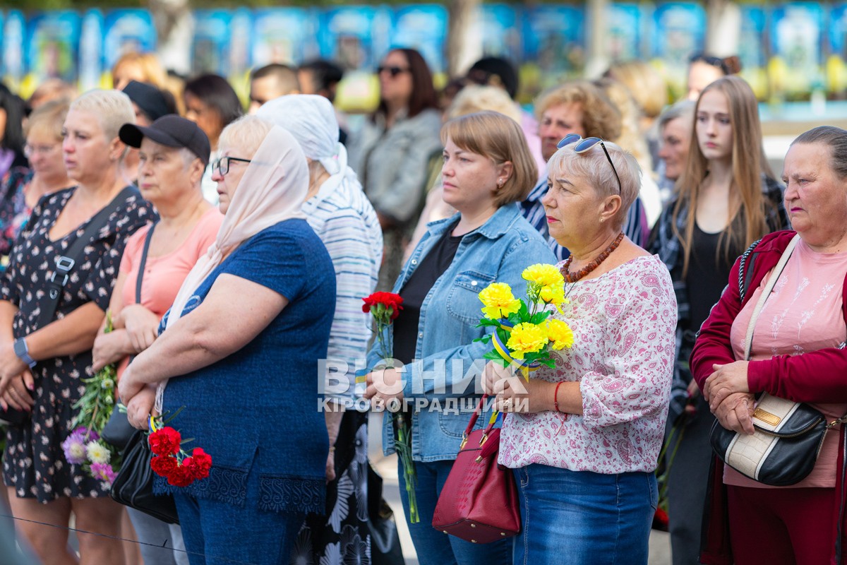 Світловодська громада провела в останню земну дорогу захисника України Дениса Терновського