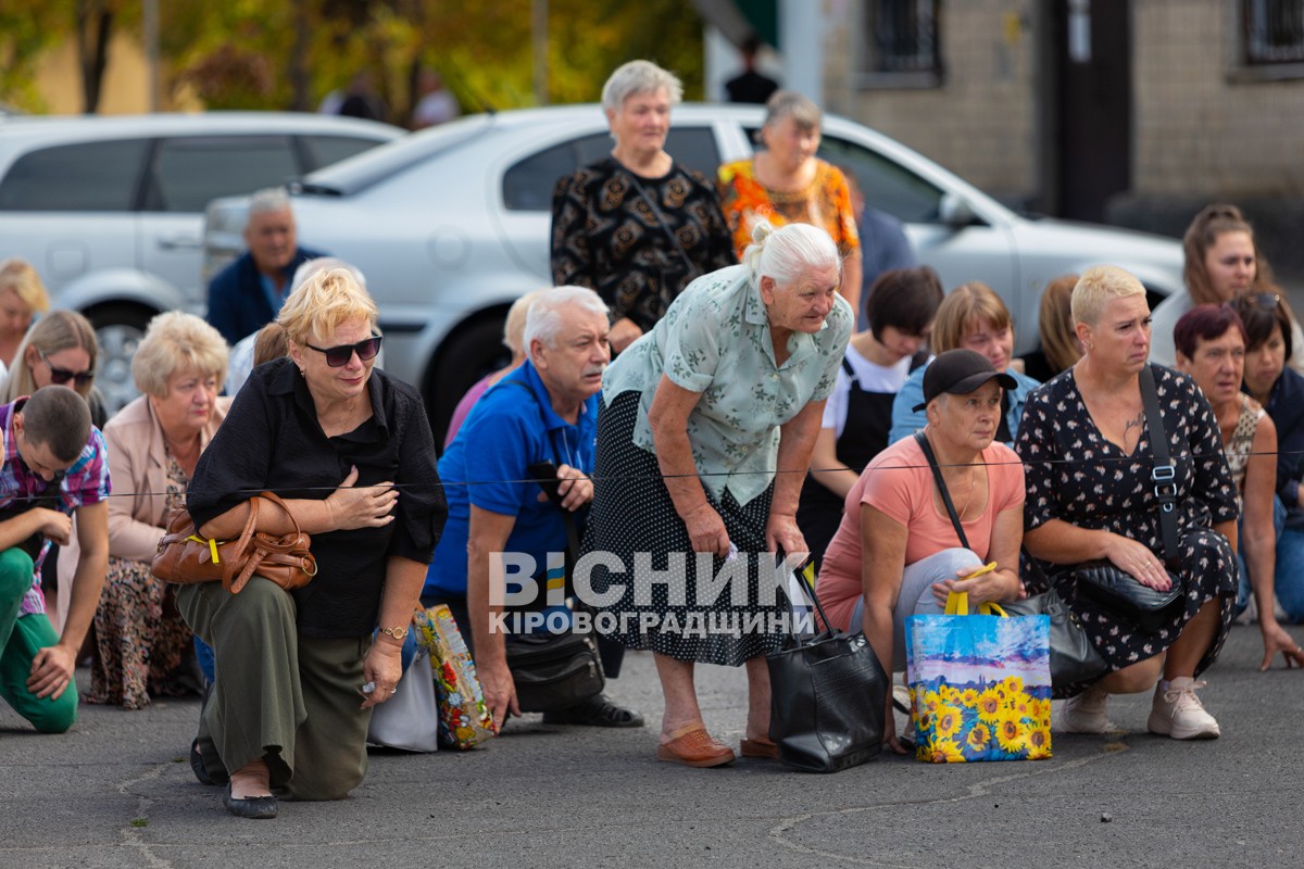 Світловодська громада провела в останню земну дорогу захисника України Дениса Терновського