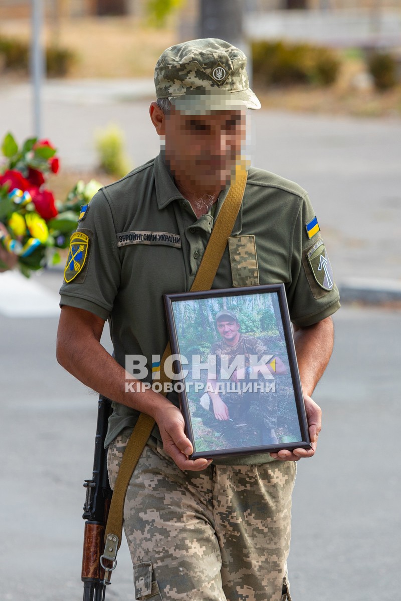 Світловодська громада провела в останню земну дорогу захисника України Дениса Терновського