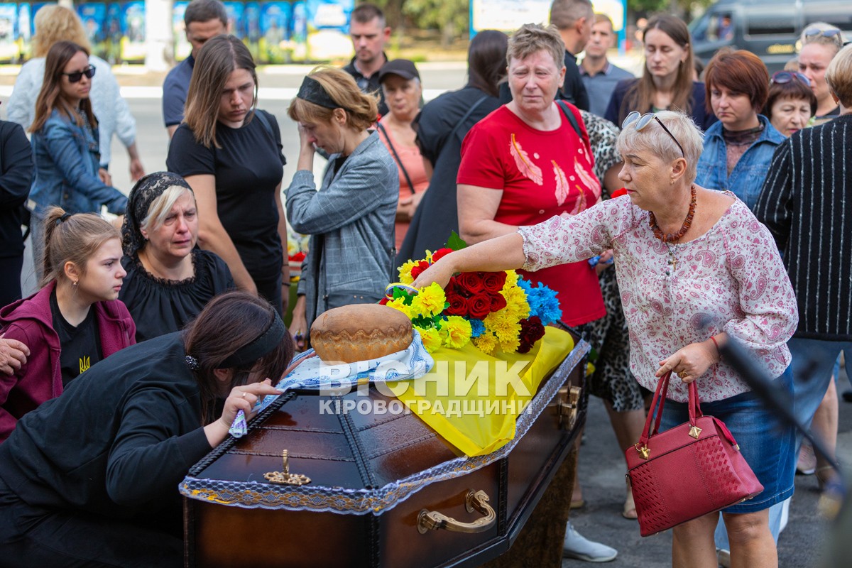 Світловодська громада провела в останню земну дорогу захисника України Дениса Терновського