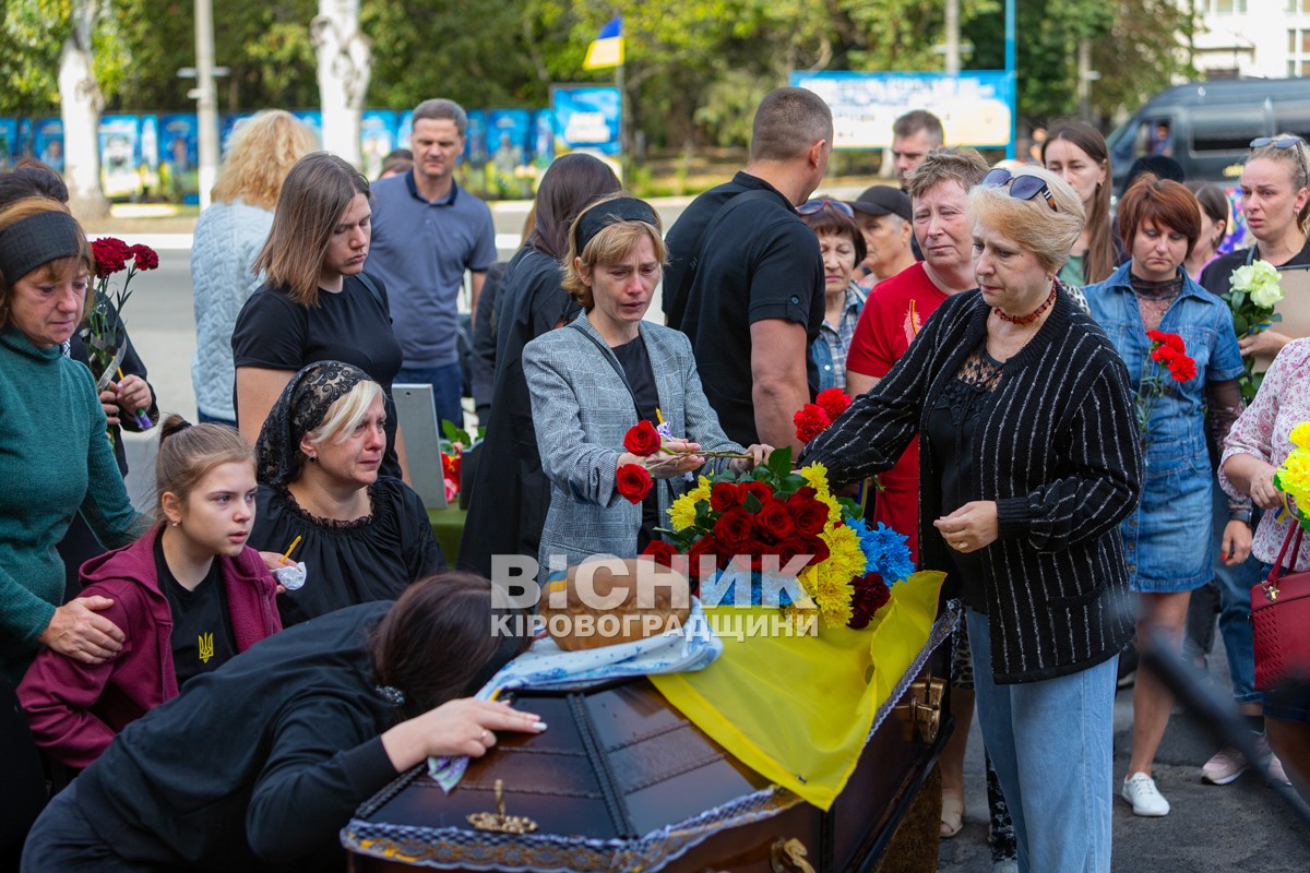 Світловодська громада провела в останню земну дорогу захисника України Дениса Терновського