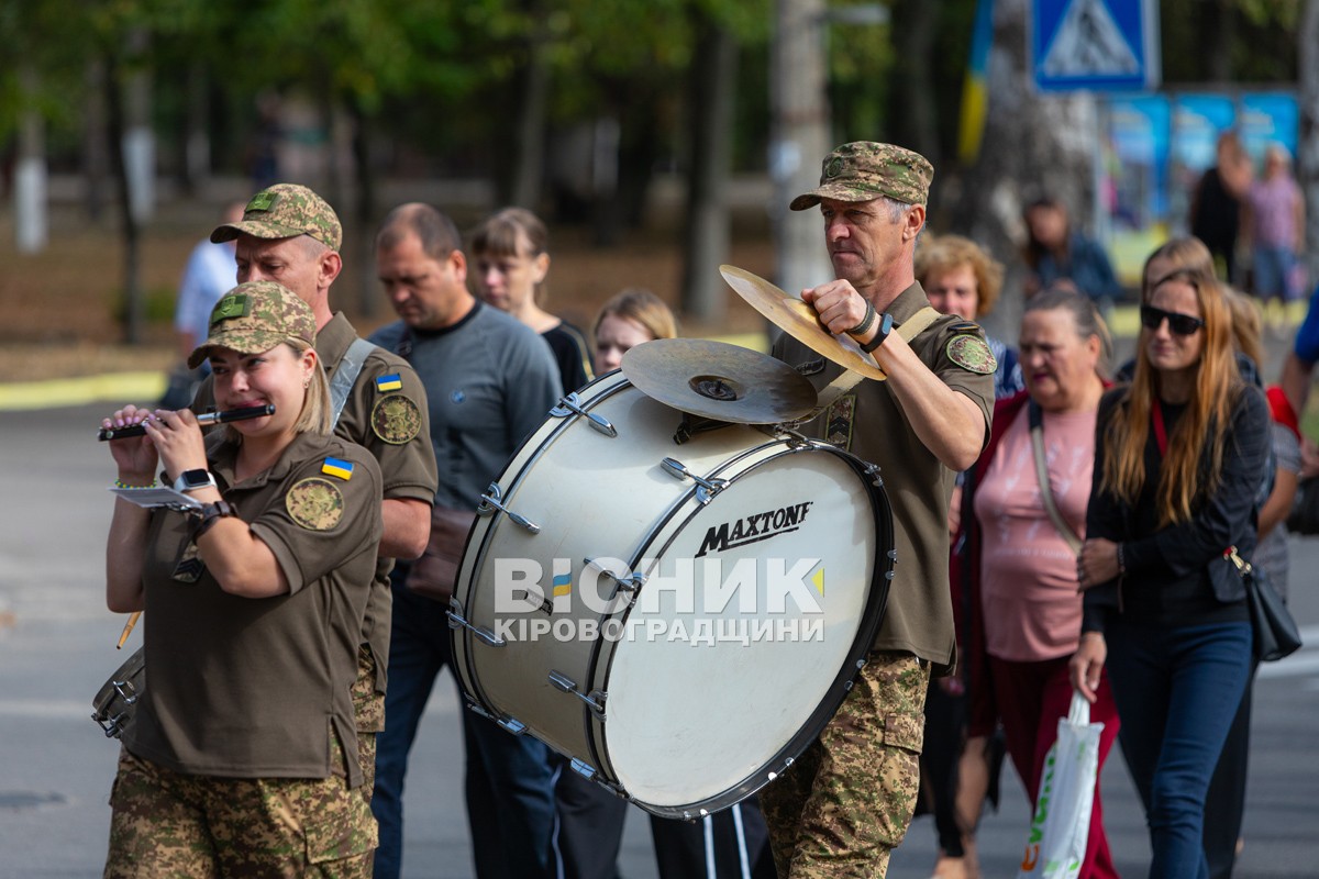 Світловодська громада провела в останню земну дорогу захисника України Дениса Терновського