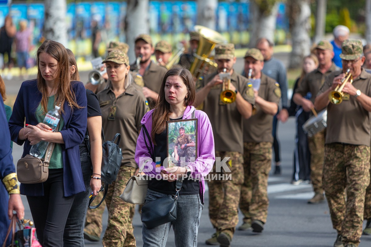 Світловодська громада провела в останню земну дорогу захисника України Дениса Терновського